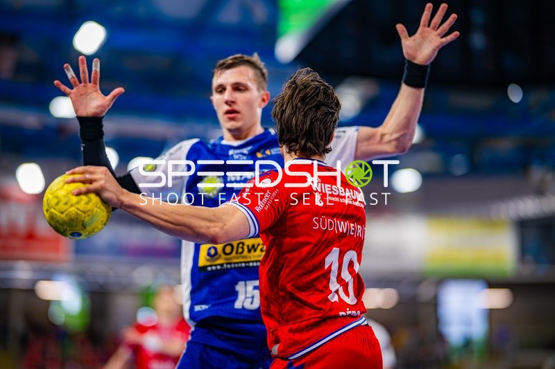 Tom Wolf (10, SG BBM Bietigheim) gegen Simone Mengon (15, ThSV Eisenach)