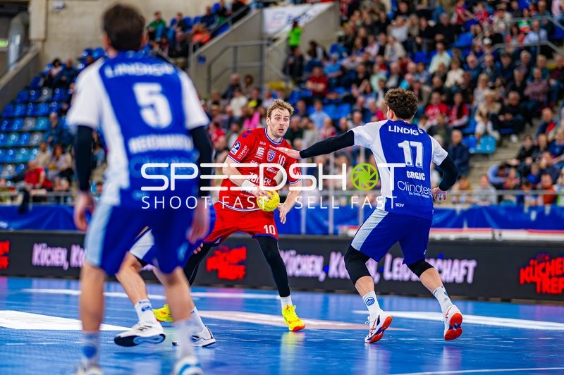 Tom Wolf (10, SG BBM Bietigheim) mit Ball