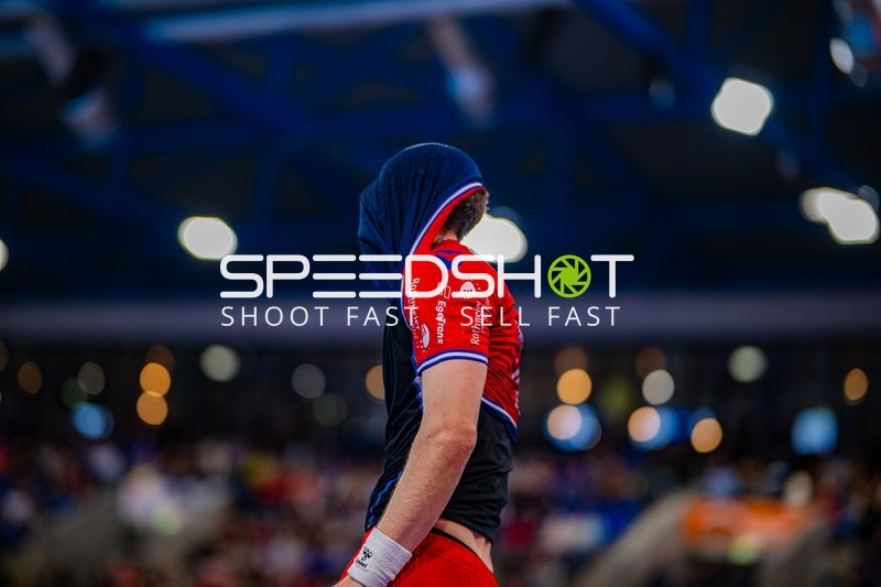 Spieler SG BBM Bietigheim zieht Trikot