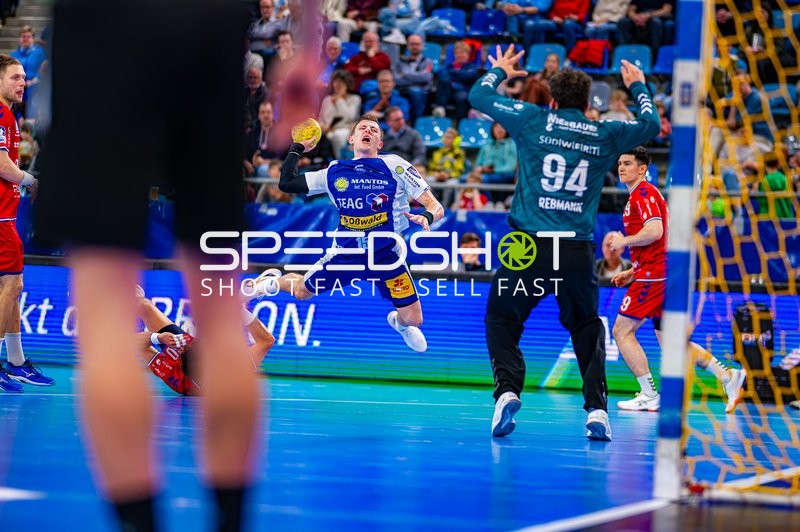 Simone Mengon (15, ThSV Eisenach) wirft aufs Tor