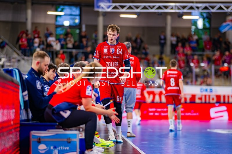 Maximilian Hejny (64, SG BBM Bietigheim) verlässt Spielfeldrand