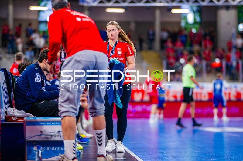 Jochen Zürn (99, SG BBM Bietigheim) an der Seitenlinie