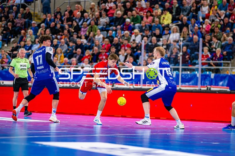 Fabian Wiederstein (18, SG BBM Bietigheim) verliert Ball