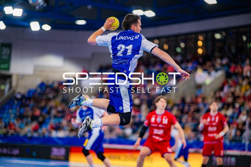 Spieler Moritz Ende (21, ThSV Eisenach) im Sprungwurf