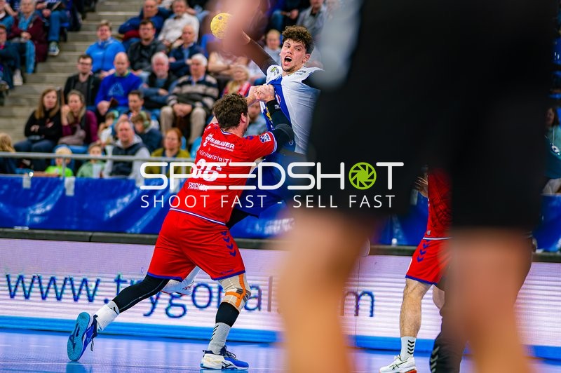 Marko Grgic (17, ThSV Eisenach) im Wurfversuch unter Druck