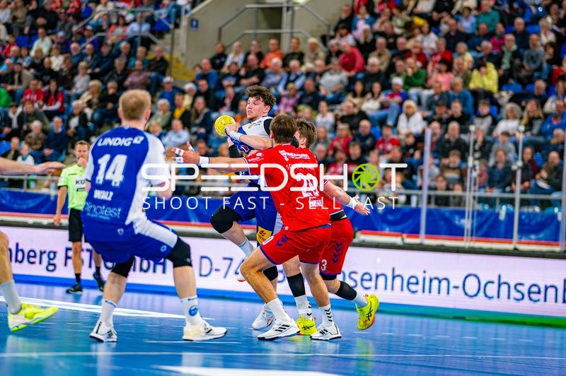 Spieler in unbekanntem Trikot mit Ball