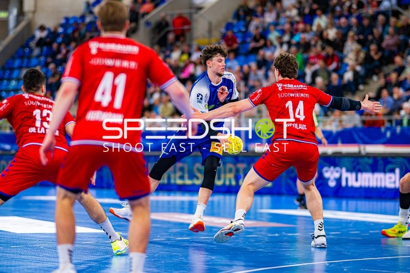 Spieler in blau-weiß mit Ball