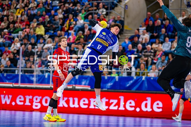 Nikola Vlahovic (3, SG BBM Bietigheim) verteidigt gegen Marko Grgic (17, ThSV Eisenach)