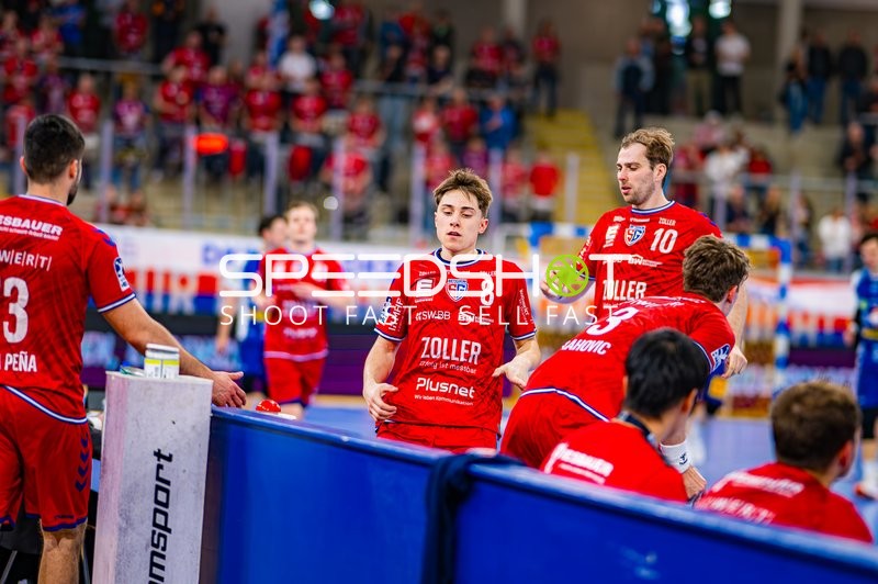 Tom Wolf (10, SG BBM Bietigheim) an der Seitenlinie