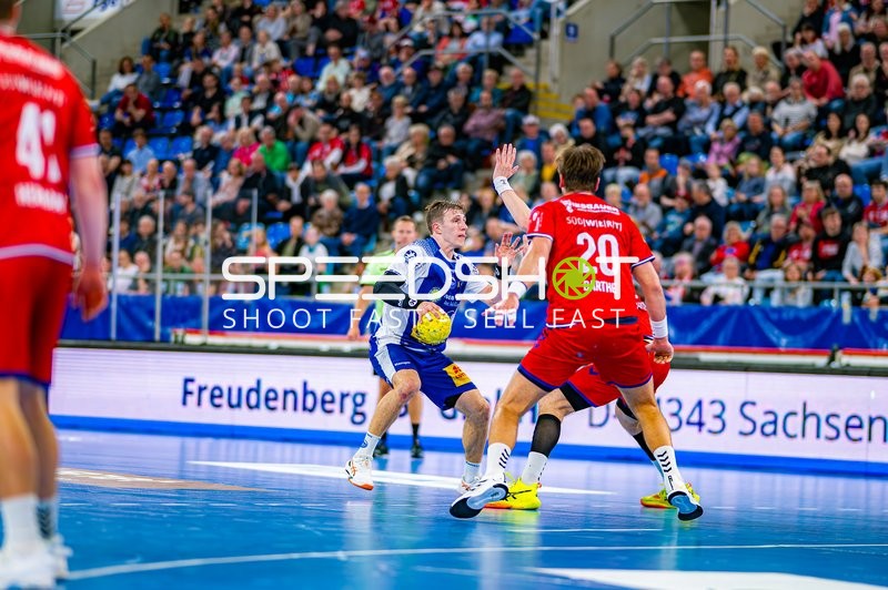 ThSV Eisenach mit Ball gegen Paco Barthe (20, SG BBM Bietigheim)