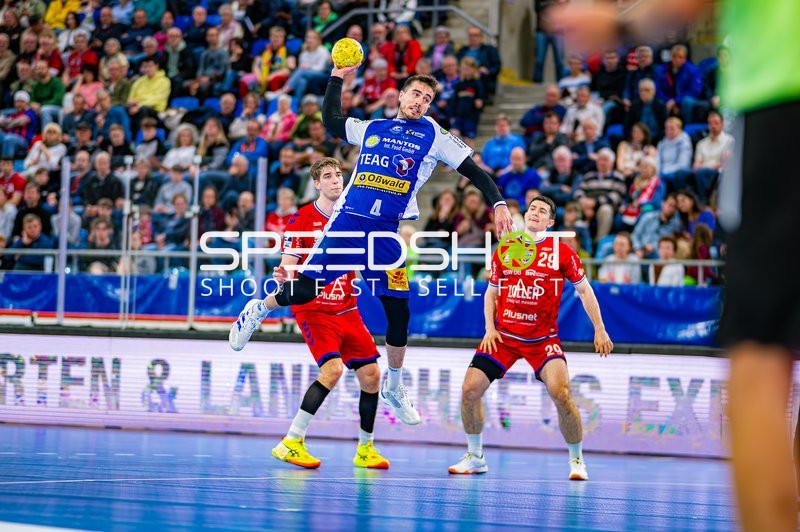 Filip Vistorop (4, ThSV Eisenach) im Sprungwurf