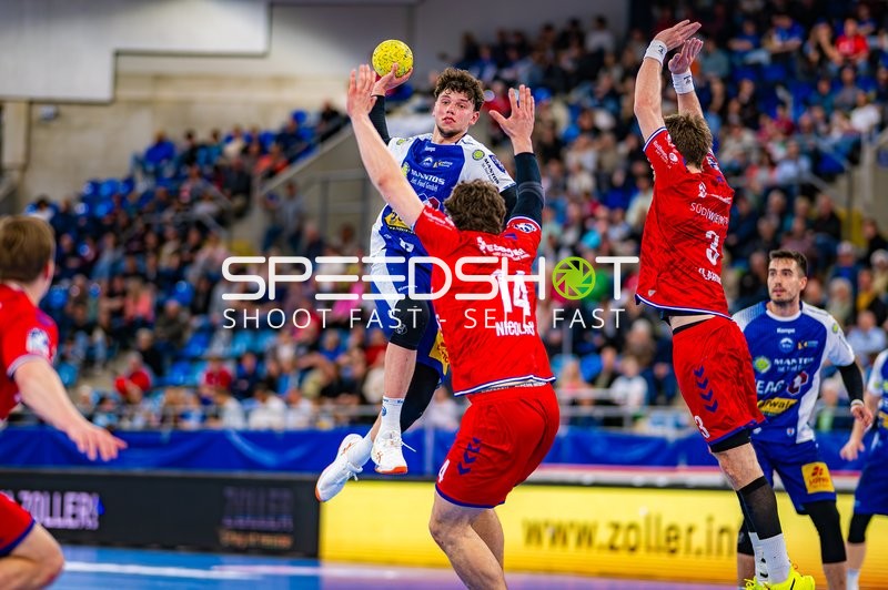 Marko Grgic (17, ThSV Eisenach) wirft gegen Fynn Nicolaus (14, SG BBM Bietigheim) und Nikola Vlahovic (3, SG BBM Bietigheim)