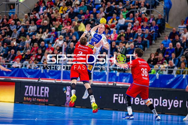 Nikola Vlahovic (3, SG BBM Bietigheim) und Jonathan Fischer (36, SG BBM Bietigheim) verteidigen Wurf