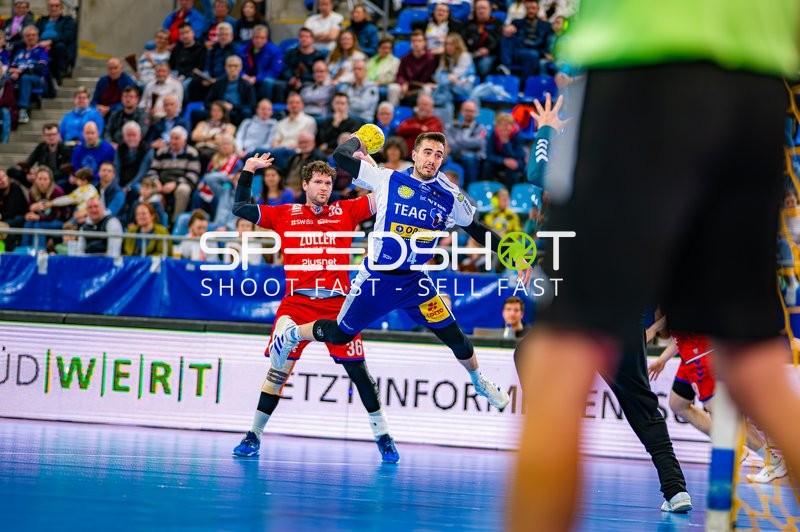 Filip Vistorop (4, ThSV Eisenach) wirft gegen Jonathan Fischer (36, SG BBM Bietigheim)