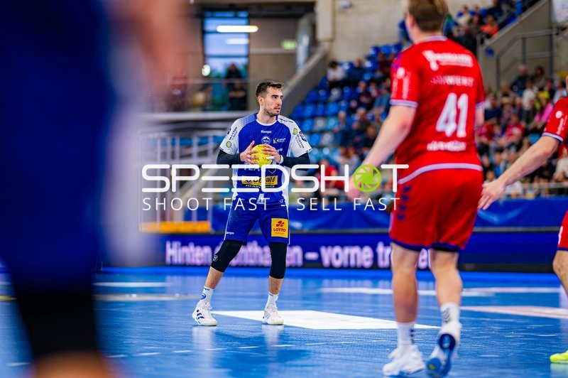 Filip Vistorop (4, ThSV Eisenach) hält Ball