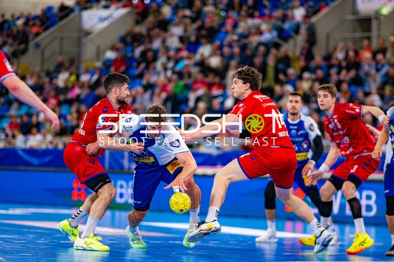 Fynn Nicolaus (14, SG BBM Bietigheim) und Nikola Vlahovic (3, SG BBM Bietigheim) verteidigen gegen Spieler mit Ball