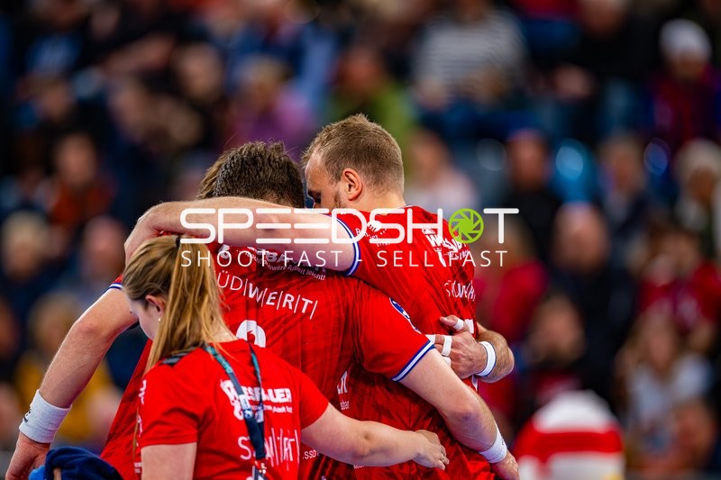Spieler Nikola Vlahovic (3, SG BBM Bietigheim) und Julius Kühn (5, SG BBM Bietigheim) umarmen sich