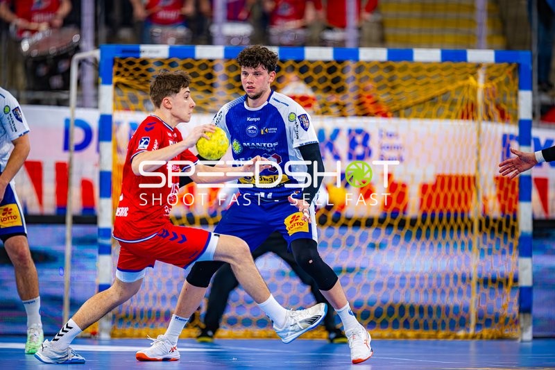 SG BBM Bietigheim mit Ball vor Marko Grgic (17, ThSV Eisenach)