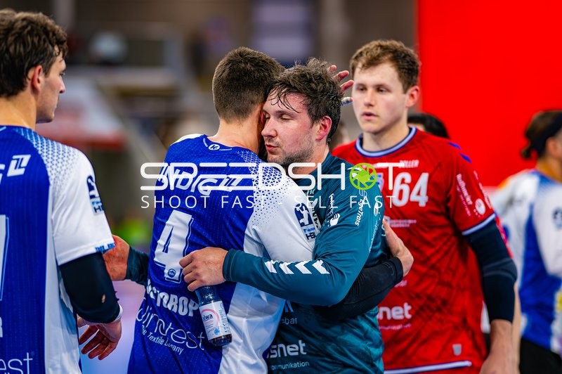 Maximilian Hejny (64, SG BBM Bietigheim) umarmt Filip Vistorop (4, ThSV Eisenach)