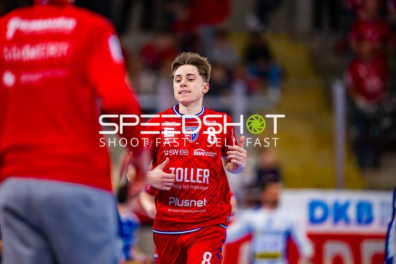 8, SG BBM Bietigheim mit Ball