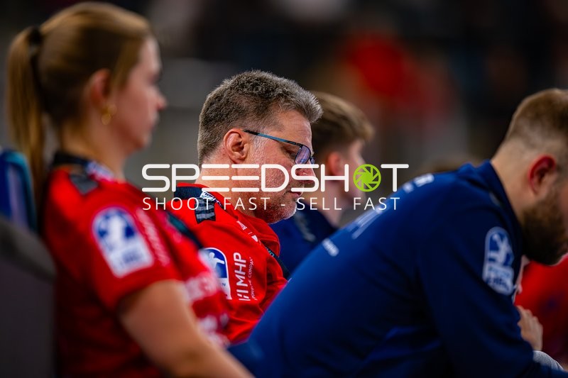 Trainer und Betreuer auf Bank