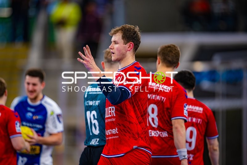 Maximilian Hejny (64, SG BBM Bietigheim) gestikuliert