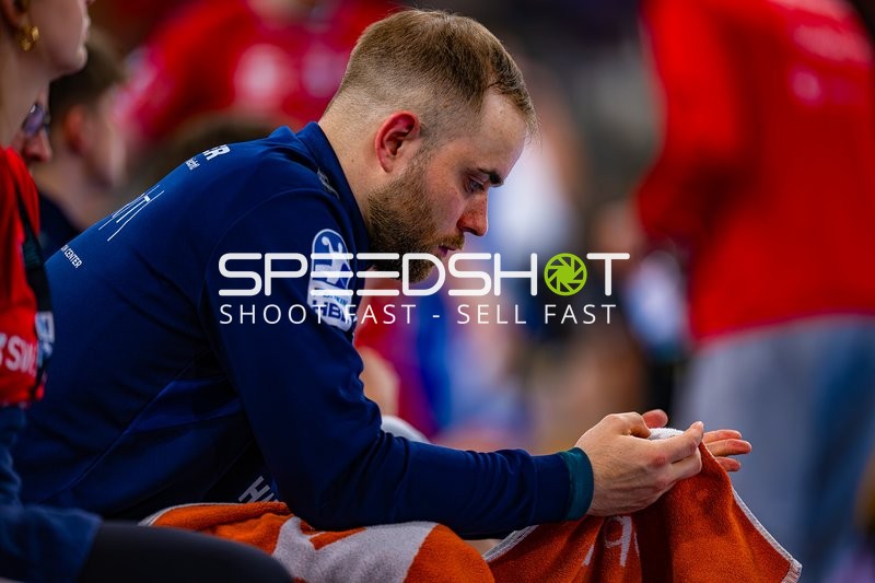 Spieler von SG BBM Bietigheim auf Bank