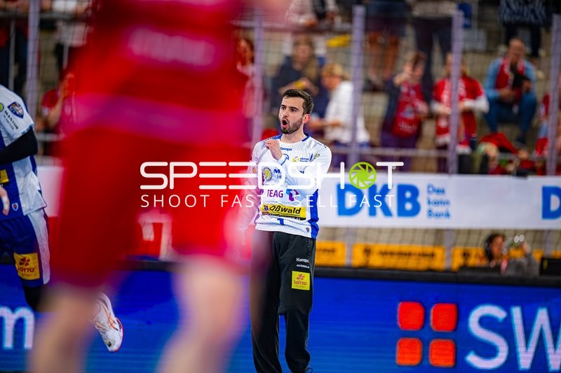 Torwart in weißem Trikot gestikuliert