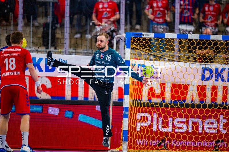 Fredrik Genz (16, SG BBM Bietigheim) wehrt Ball ab