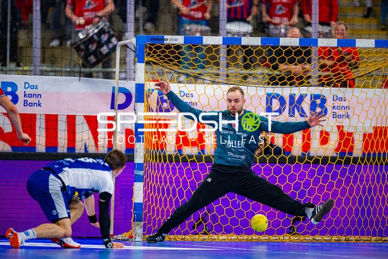 Fredrik Genz (16, SG BBM Bietigheim) wehrt ab