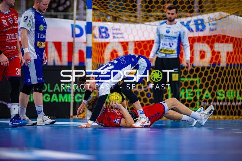 Kampf um Ball am Boden