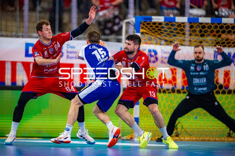 13 verteidigt gegen Simone Mengon (15, ThSV Eisenach)