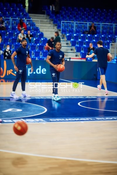 DJ Horne (0, MLP Academics Heidelberg) wärmt auf