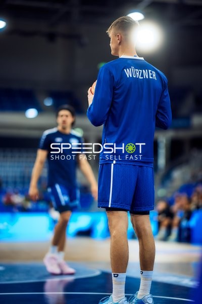 Niklas Würzner (2, MLP Academics Heidelberg) hält Ball