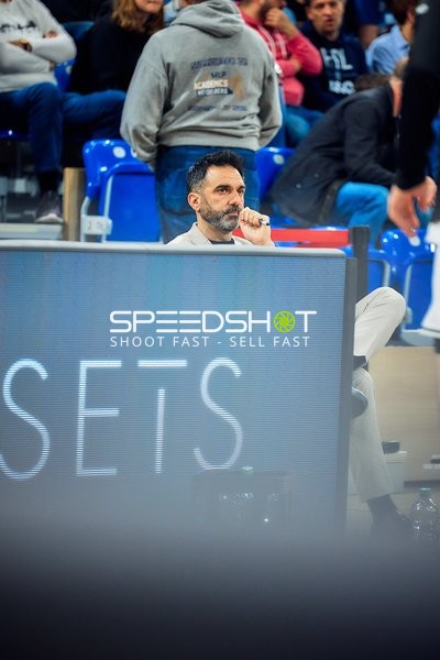 Trainer sitzt nachdenklich