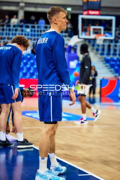 Niklas Würzner (2, MLP Academics Heidelberg) steht am Spielfeldrand