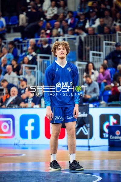 Evan Rietsch (7, MLP Academics Heidelberg) steht