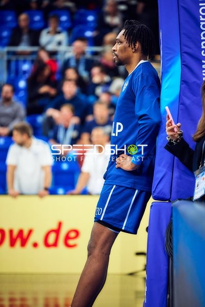 MLP Academics Heidelberg lehnt am Korbpolster