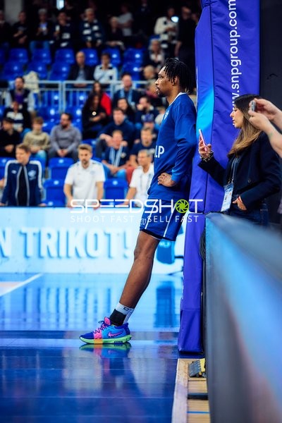 MLP Academics Heidelberg lehnt am Pfosten