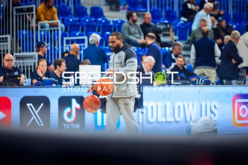 Person dribbelt Basketbälle