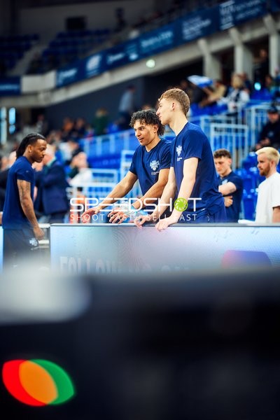 Josia Gentischer (6, MLP Academics Heidelberg) an Bande