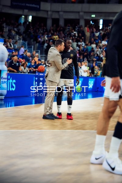 Trainer spricht mit 28, Basketball Löwen Braunschweig