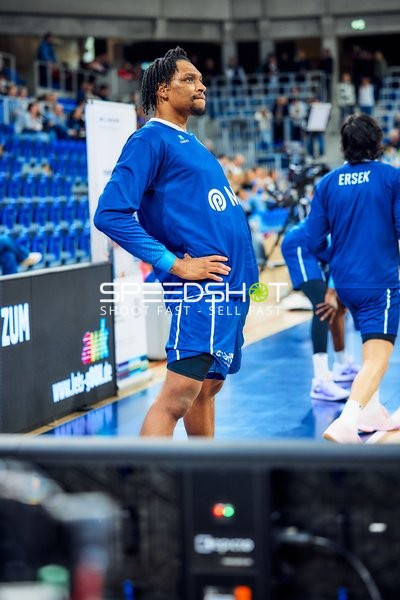 Spieler MLP Academics Heidelberg dehnt sich