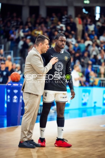 Barra Njie (13, Basketball Löwen Braunschweig) im Gespräch