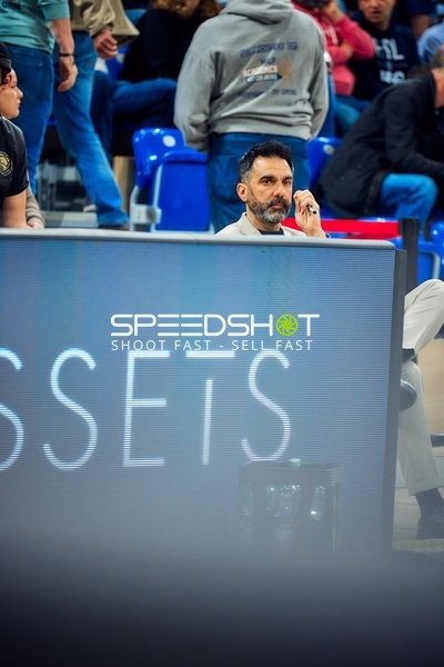 Jesús Ramirez (98, Basketball Löwen Braunschweig) sitzt