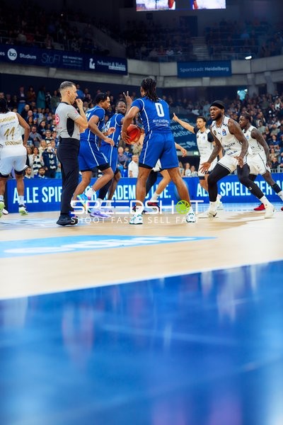  gegen TJ Crockett (1, Basketball Löwen Braunschweig)