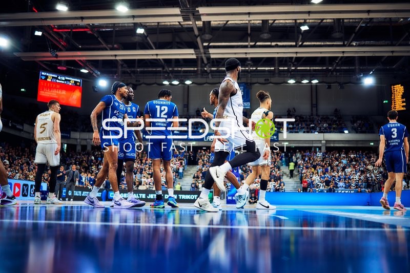 MLP Academics Heidelberg und Basketball Löwen Braunschweig Spieler auf Feld