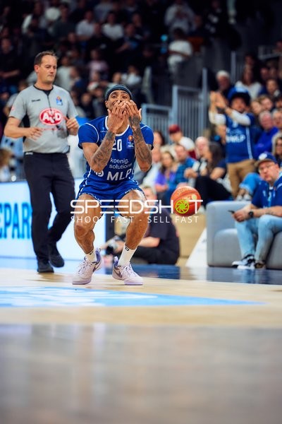 Michael Weathers (20, MLP Academics Heidelberg) verliert Ball