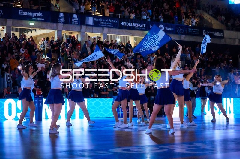 Cheerleader mit Fahnen