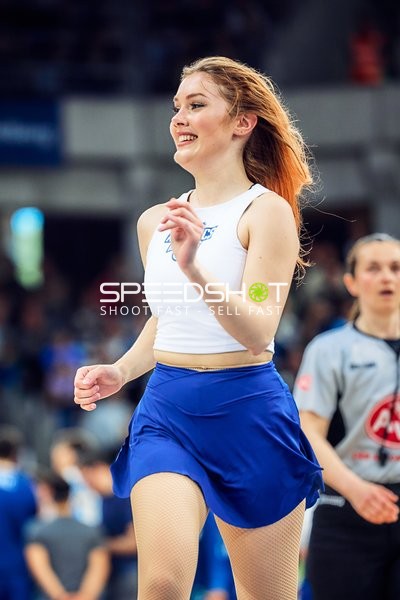 Cheerleader in blauem Rock